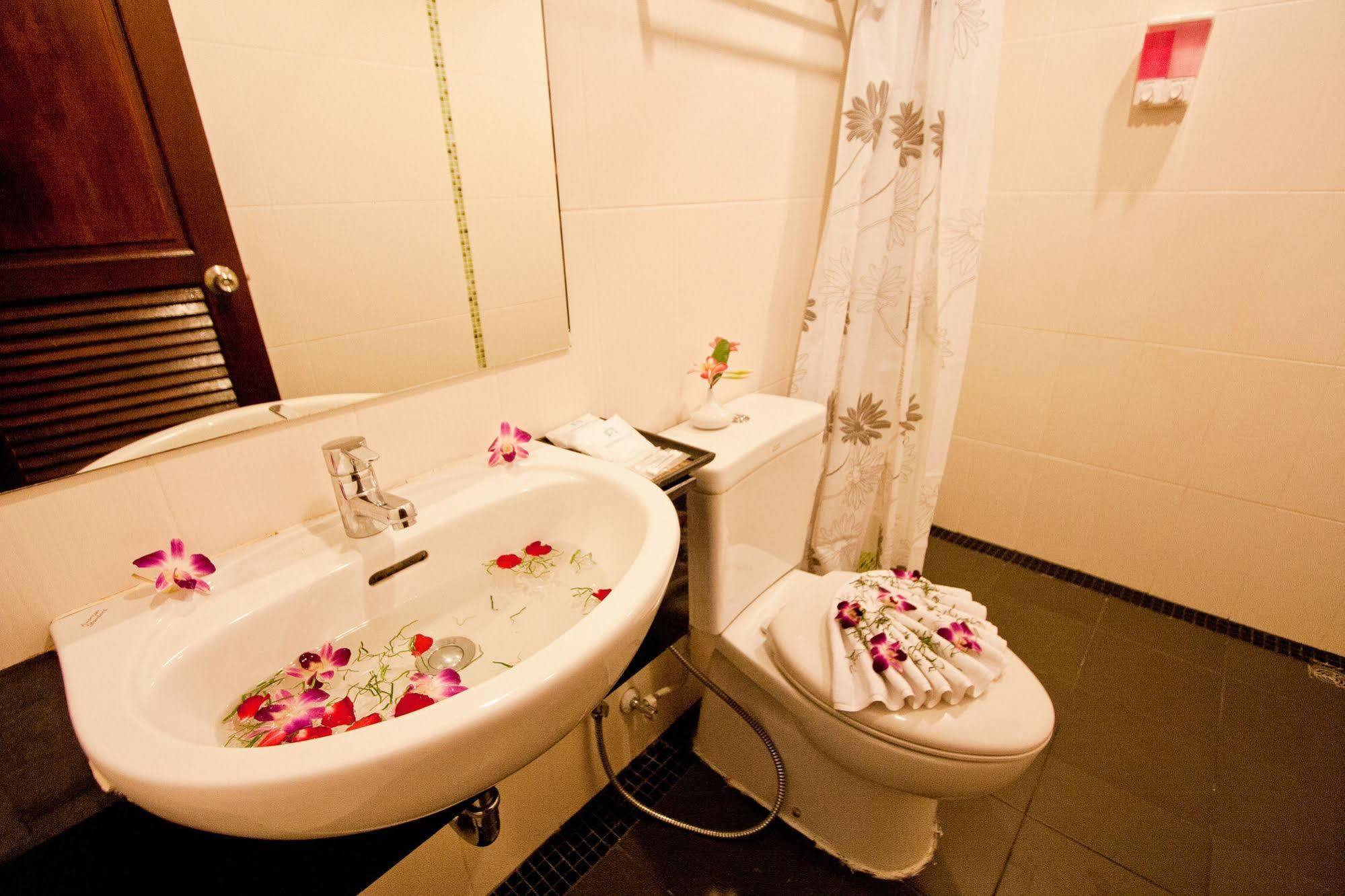 The Chambre Patong Экстерьер фото